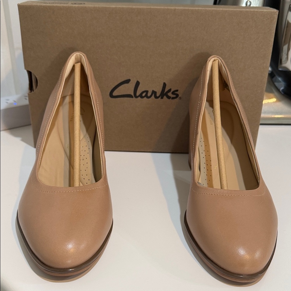 Clarks Women's Beige Leather Flats
